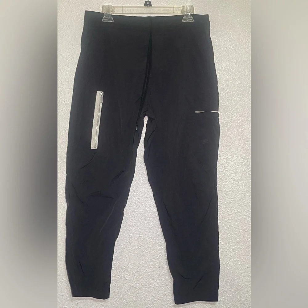 Nike Black women’s drawstring crop pants size medium